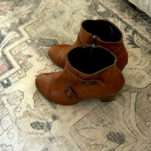 KB Leather Boots - Picture 1 of 5